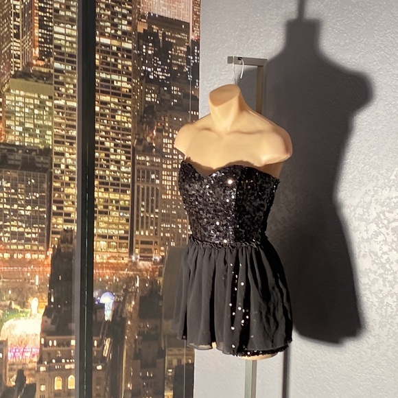 URBAN OUTFITTERS - NWT - romper shorts: sequins, mesh, zip, stretch back - S - Picture 5 of 16